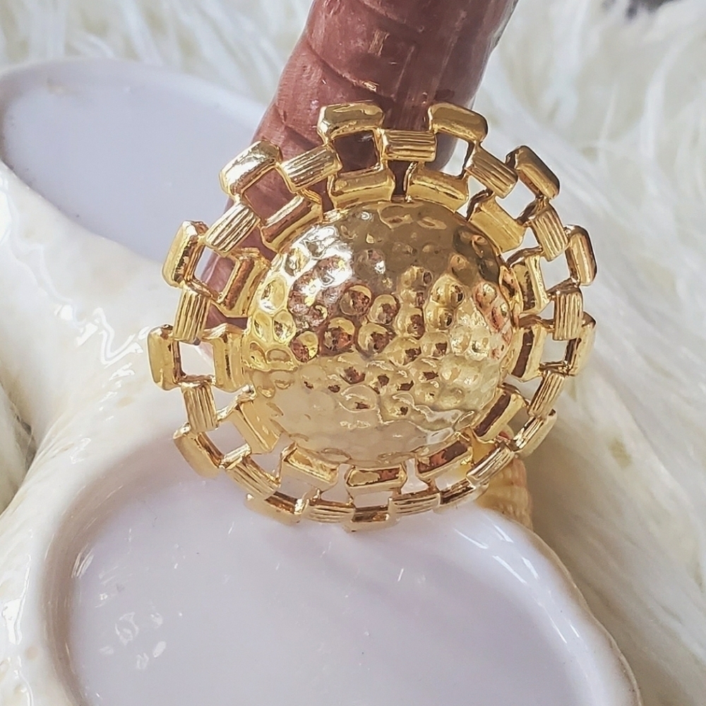 Vintage gold tone clear rhinestones round shape brooch. 🌴